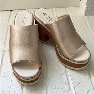 Mi.iM Women's Cream and Tan Mules